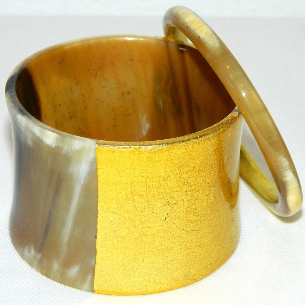 Two-toned lucite chunky bangle bracelet and complimenting thin bangle
